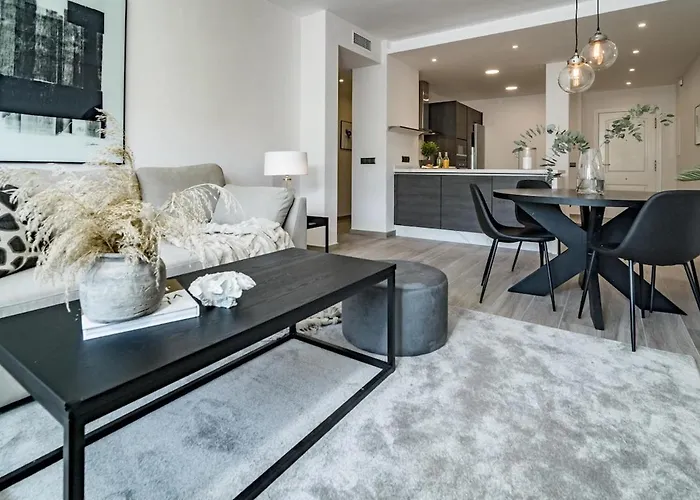 Daire Pr - Stunning Flat Front Line Puerto Banus *